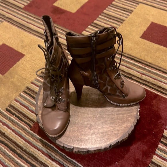 Gently worn animal print booties. Size 39 faux fir and leather. Side Zipper - Picture 4 of 6